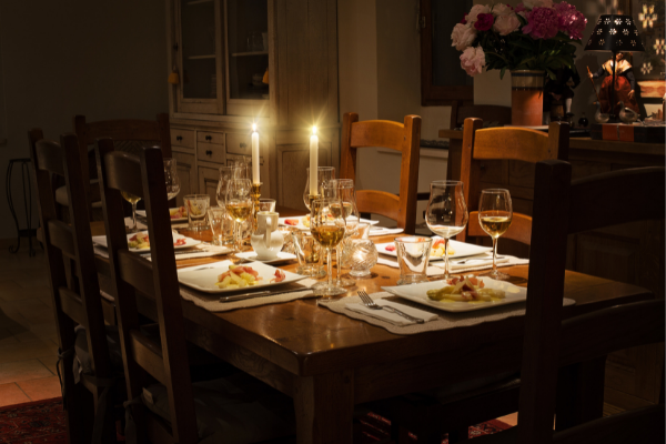 ABD Göç Hizmetleri table with candles